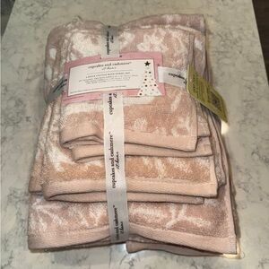 New Cupcakes & Cashmere Holiday Towel Set